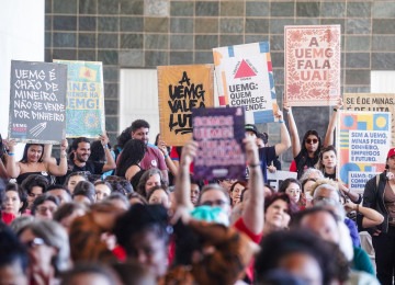 Alunos e professores protestam contra federalização e venda dos imóveis da Uemg, durante audiência pública na ALMG -  (crédito: Luiz Rocha/Divulgação)
