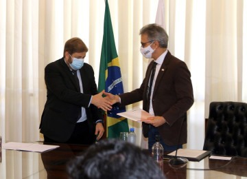 Zema e Agostinho Patrus de 'mãos dadas' em 2021, quando o hoje conselheiro do TCE ocupava a presidência da Assembleia -  (crédito:  Jair Amaral/EM/D.A Press)