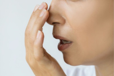 O odor da respiração pode parecer um detalhe, mas em muitos casos funciona como um sinal silencioso de que algo não vai bem  -  (crédito: simarik de Getty Images Signature)