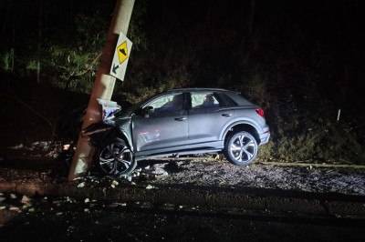 Audi Q3 bateu em poste e deixou moradores do Bairro Belvedere sem luz -  (crédito: Alexandre Carneiro/EM/D.A/Press)