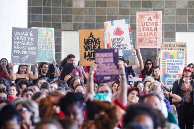 Alunos e professores protestam contra federalização e venda dos imóveis da Uemg, durante audiência pública na ALMG -  (crédito: Luiz Rocha/Divulgação)