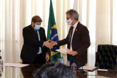 Zema e Agostinho Patrus de 'mãos dadas' em 2021, quando o hoje conselheiro do TCE ocupava a presidência da Assembleia -  (crédito:  Jair Amaral/EM/D.A Press)