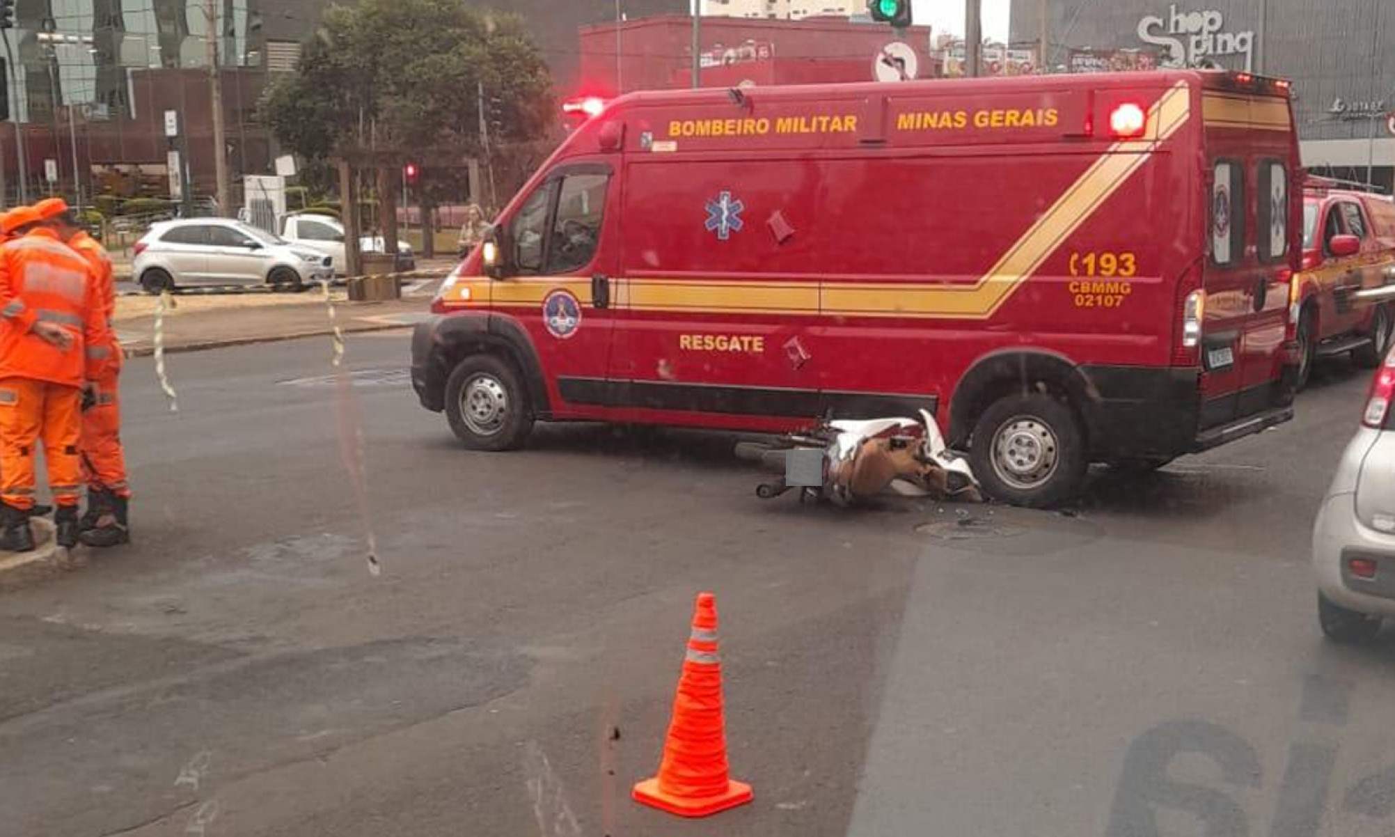 Motociclista sai ileso após batida com viatura e moto parar sob o veículo