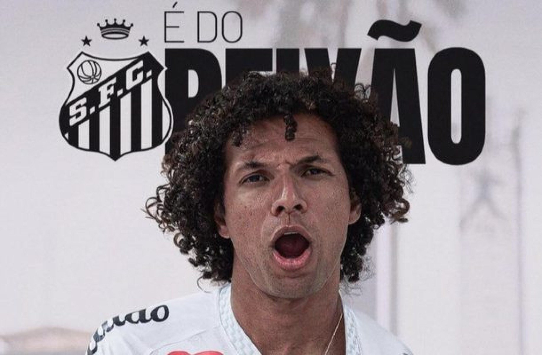 Santos anuncia a contratação do volante Willian Arão