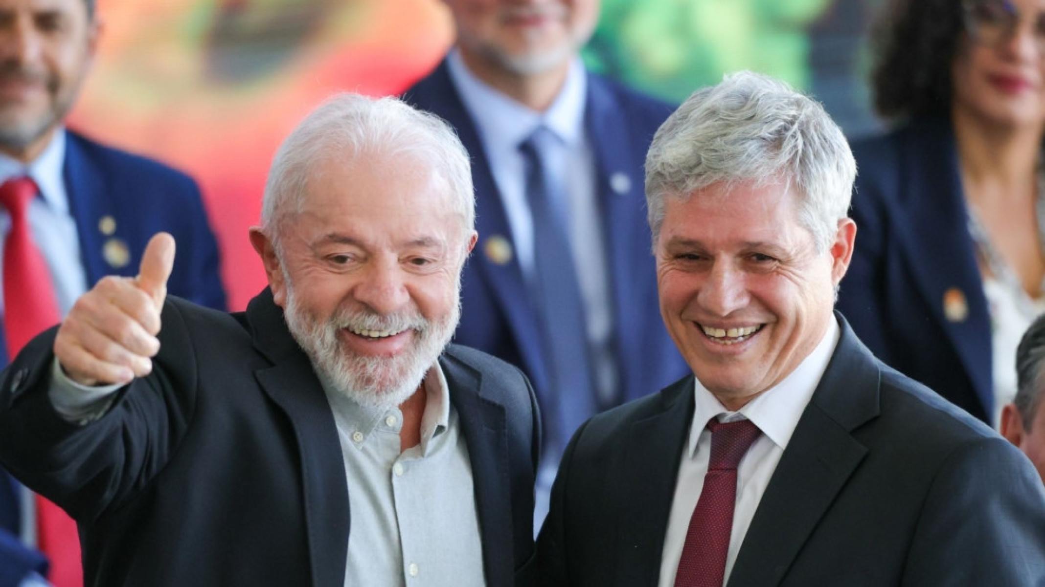 Lula afaga ministro pressionado pelo MST