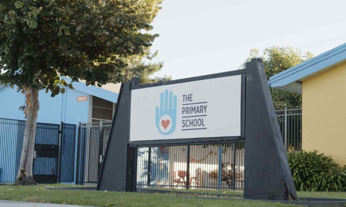 Fachada de escola financiada por Zuckerberg