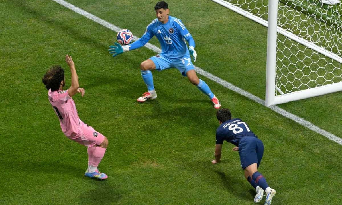 O português João Neves marca de cabeça o primeiro gol do PSG diante do Inter de Miami, no Mercedes-Benz Stadium, em Miami, pelas oitavas de final do Mundial de Clubes -  (crédito: JUAN MABROMATA / AFP)