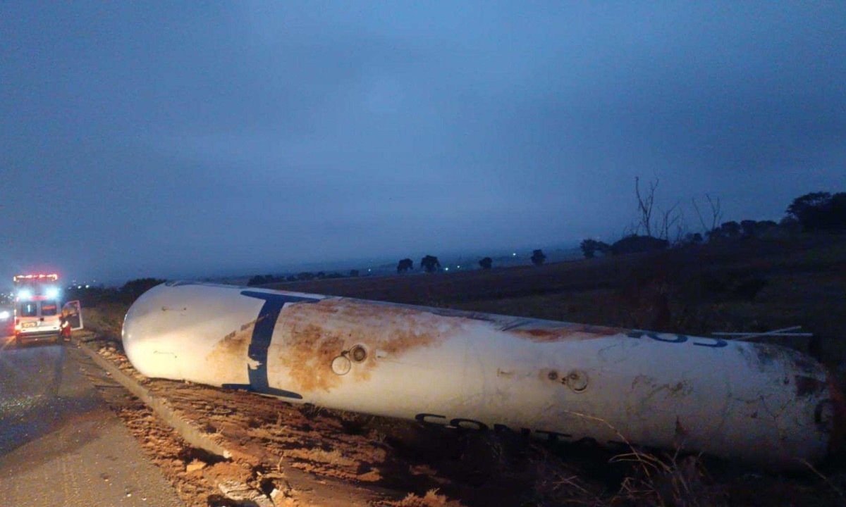 O transbordo da carga foi realizado com a rodovia bloqueada por risco de explos&atilde;o -  (crédito: Divulga&ccedil;&atilde;o/Triunfo Concebra)