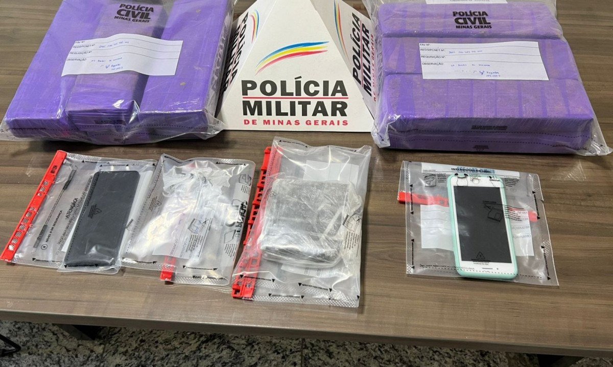 Ao todo, 12 barras e meia de maconha, uma barra de cocaÃ­na e dois celulares foram apreendidos -  (crédito: DivulgaÃ§Ã£o/PMMG)