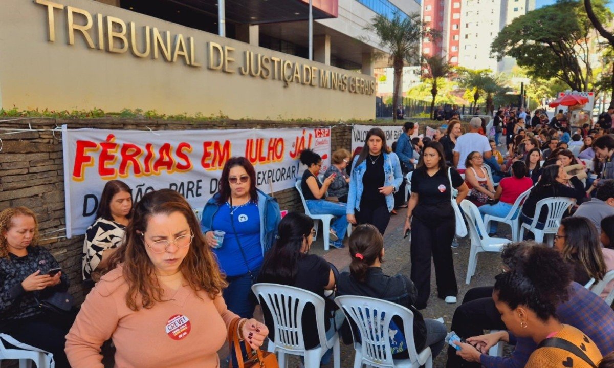 Professores da rede municipal de Belo Horizonte se reuniram em frente ao TJMG para manifestar contra o ajuste salarial -  (crédito: Jair Amaral/Em/D.A Press)