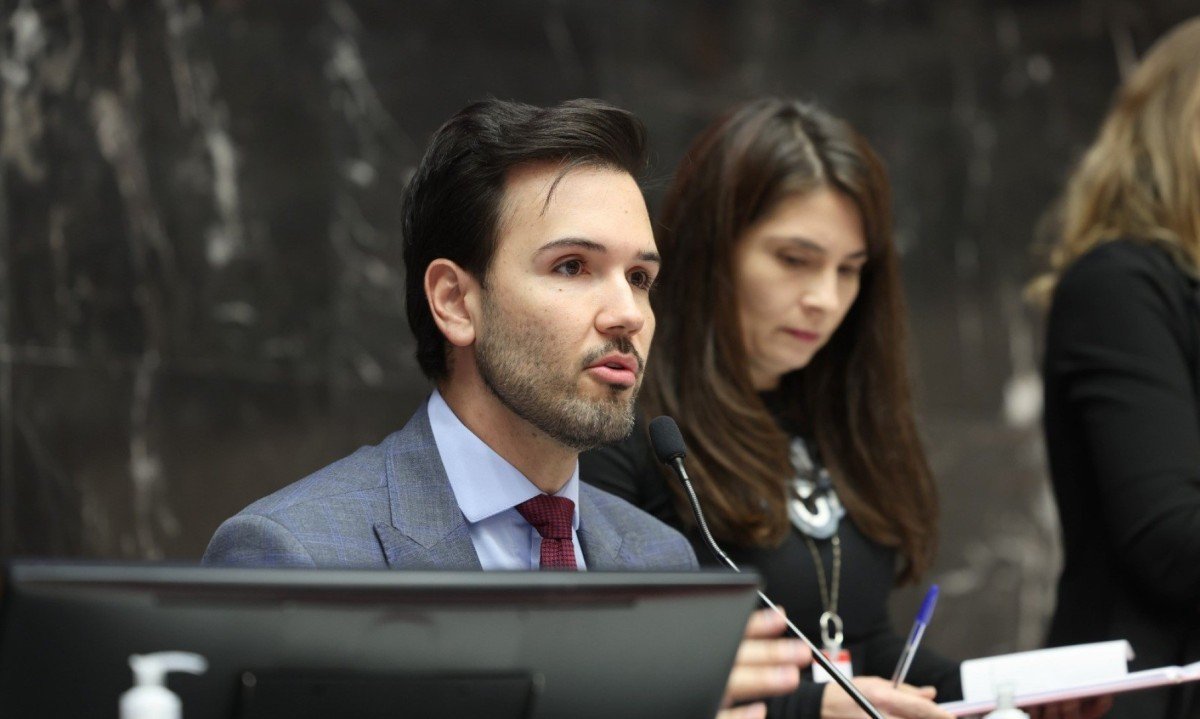 Tadeu Leite também afirma que, apesar do prazo apertado, Assembleia discute projetos do Propag com "responsabilidade" -  (crédito: Luiz Santana/ALMG)