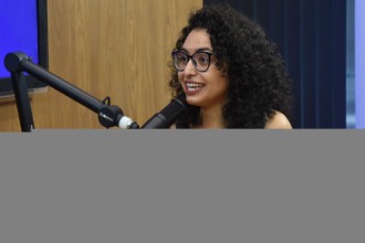 Escritora Lavínia Rocha é a convidada do podcast 'Divirta-se' desta semana