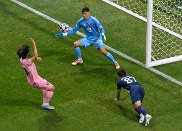 O português João Neves marca de cabeça o primeiro gol do PSG diante do Inter de Miami, no Mercedes-Benz Stadium, em Miami, pelas oitavas de final do Mundial de Clubes -  (crédito: JUAN MABROMATA / AFP)