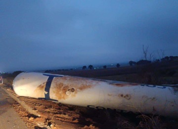O transbordo da carga foi realizado com a rodovia bloqueada por risco de explosão -  (crédito: Divulgação/Triunfo Concebra)