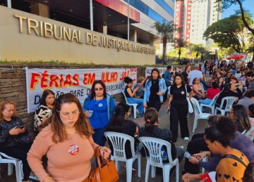 Professores da rede municipal de Belo Horizonte se reuniram em frente ao TJMG para manifestar contra o ajuste salarial -  (crédito: Jair Amaral/Em/D.A Press)