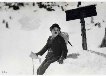   Charlie Chaplin em meio à neve no filme rodado na Califórnia -  (crédito: Roy Export Company/Divulgação)
