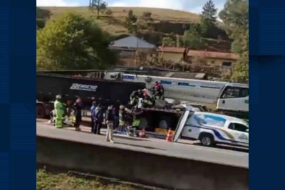 Motorista de caminhão guindaste morre ao bater em traseira de bitrem em MG -  (crédito: Redes socias)