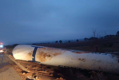 O transbordo da carga foi realizado com a rodovia bloqueada por risco de explosão -  (crédito: Divulgação/Triunfo Concebra)