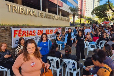 Professores da rede municipal de Belo Horizonte se reuniram em frente ao TJMG para manifestar contra o ajuste salarial -  (crédito: Jair Amaral/Em/D.A Press)