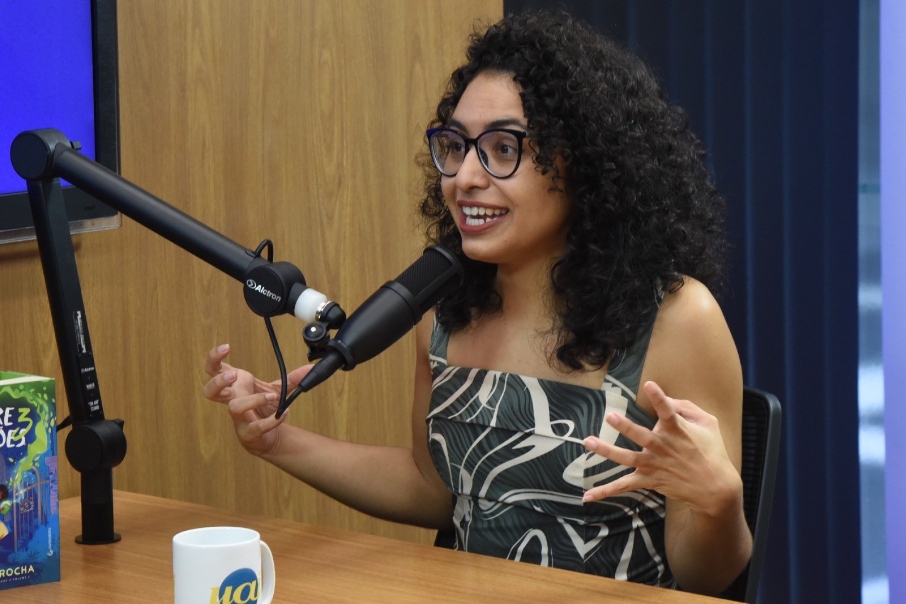 Lavínia Rocha começou a escrever na pré-adolescência. Seu primeiro livro, 'O amor em Barcelona', foi publicado quando ela tinha 13 anos -  (crédito: Gladyston Rodrigues/Em/D.A. Press)