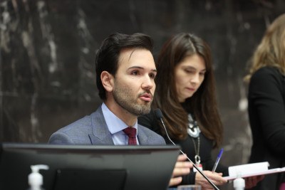 Tadeu Leite também afirma que, apesar do prazo apertado, Assembleia discute projetos do Propag com 'responsabilidade' -  (crédito: Luiz Santana/ALMG)