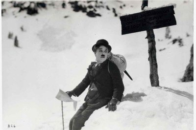   Charlie Chaplin em meio à neve no filme rodado na Califórnia -  (crédito: Roy Export Company/Divulgação)