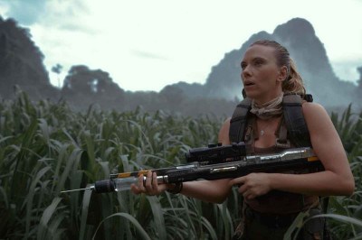 Scarlett Johansson como a protagonista Zora Bennett, que recebe proposta milionária da indústria farmacêutica para capturar o DNA de três espécies de dinossauros -  (crédito: Universal)