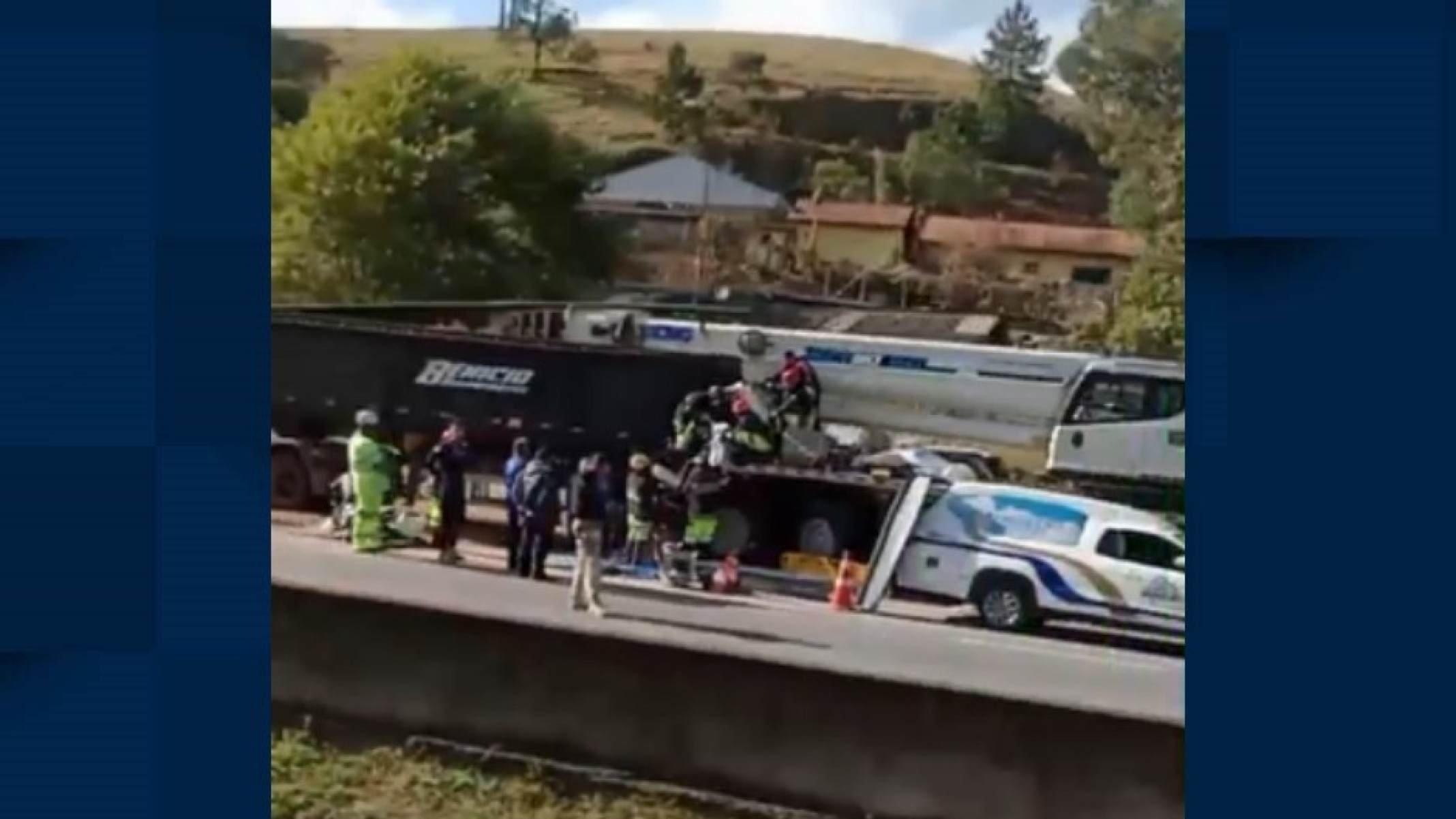 Motorista de caminhão guindaste morre ao bater em traseira de bitrem em MG - Redes socias