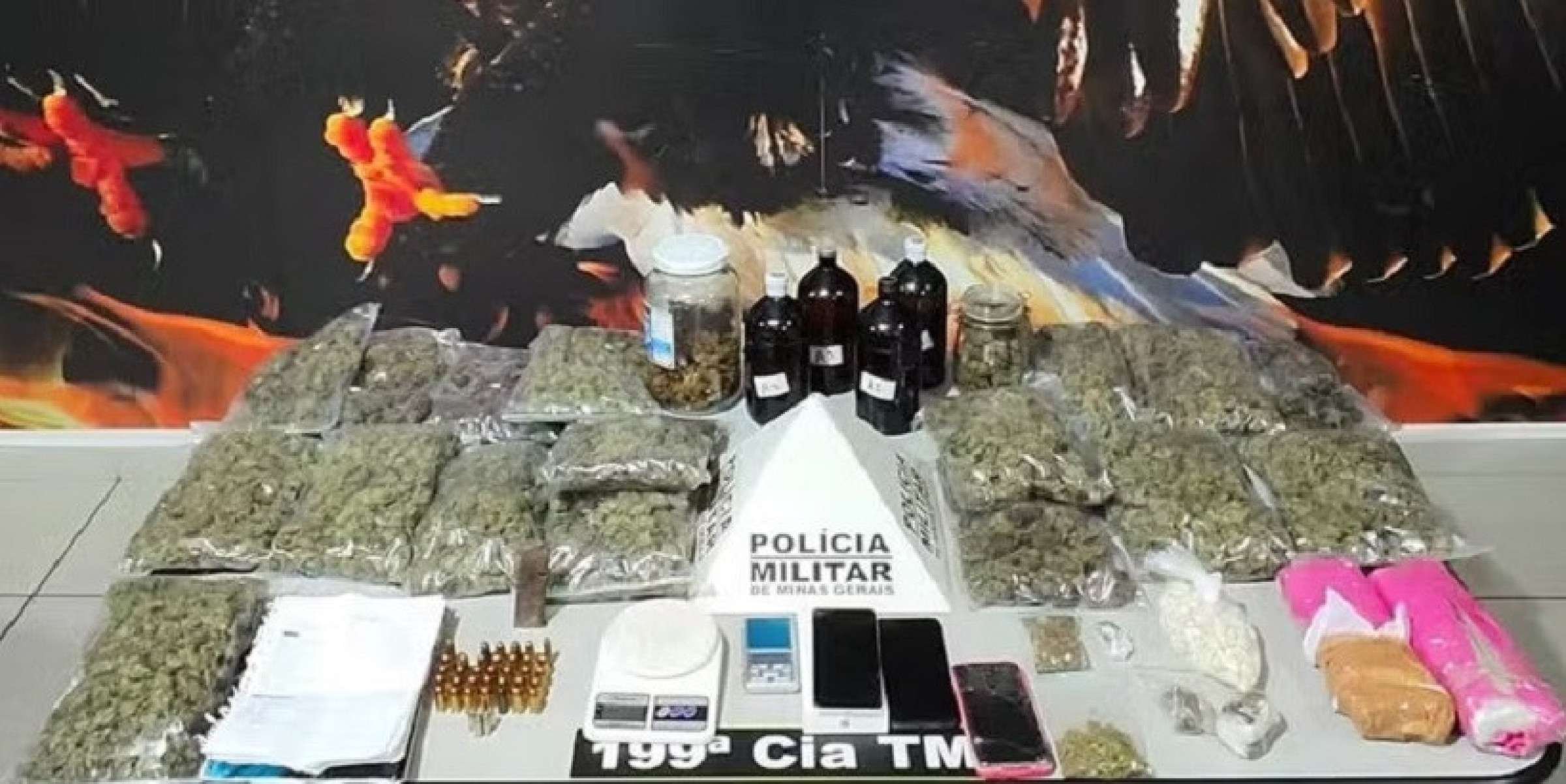 PM prende ladrão de bolsa e encontra R$ 165 mil em ecstasy e maconha - DivulgaÃ§Ã£o/PMMG