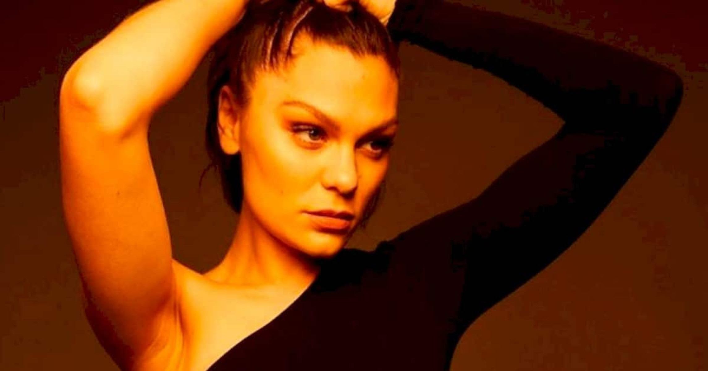 Jessie J compartilha desafios após mastectomia e fala sobre maternidade