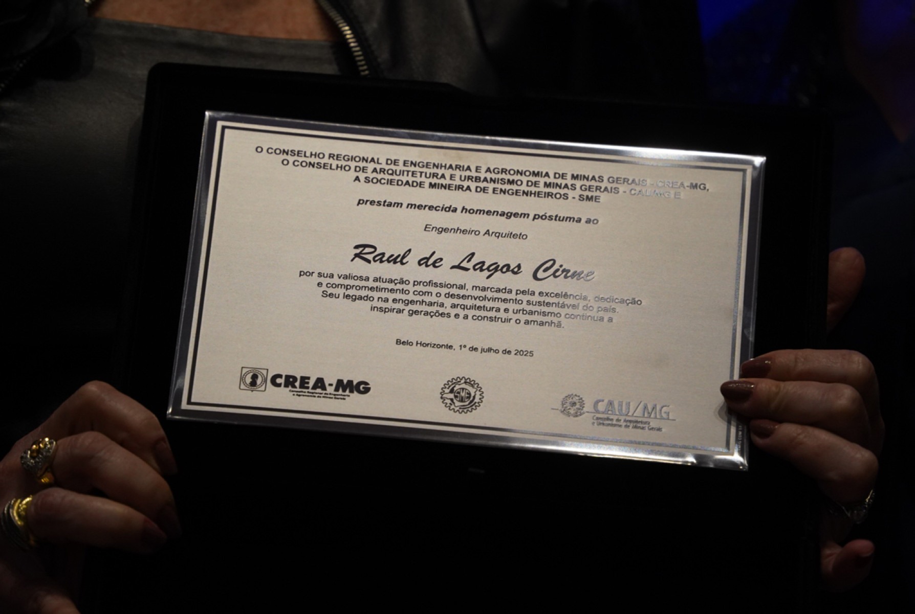 Homenagem entregue pela SME à família de Raul de Lagos Cirne em evento que relembrou a trajetória do arquiteto