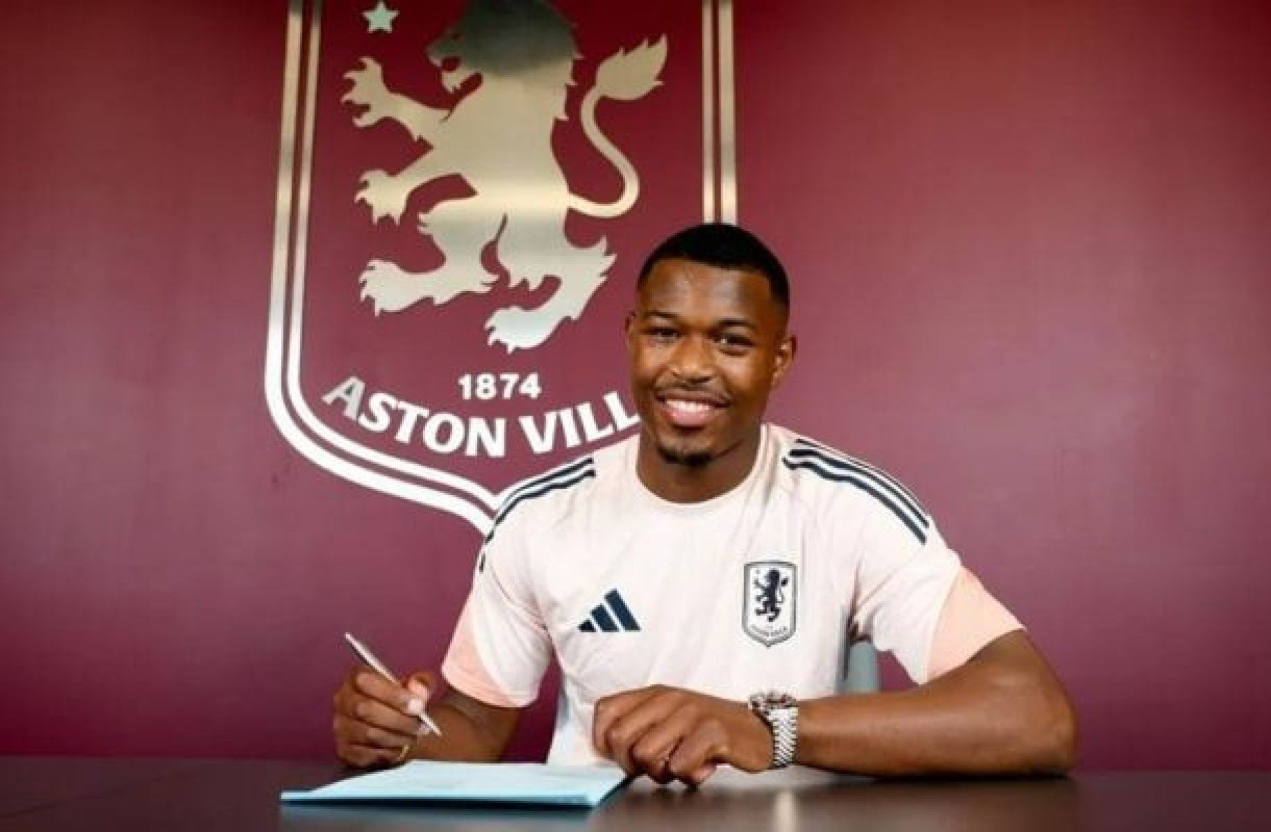 Contratação de cinema! Aston Villa contrata Zépiqueno Redmond