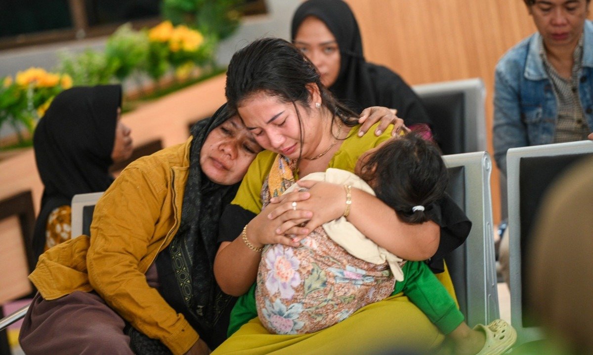 Familiares e parentes aguardam atualizações sobre operação de busca de pessoas desaparecidas em naufrágio de balsa na ilha de Bali