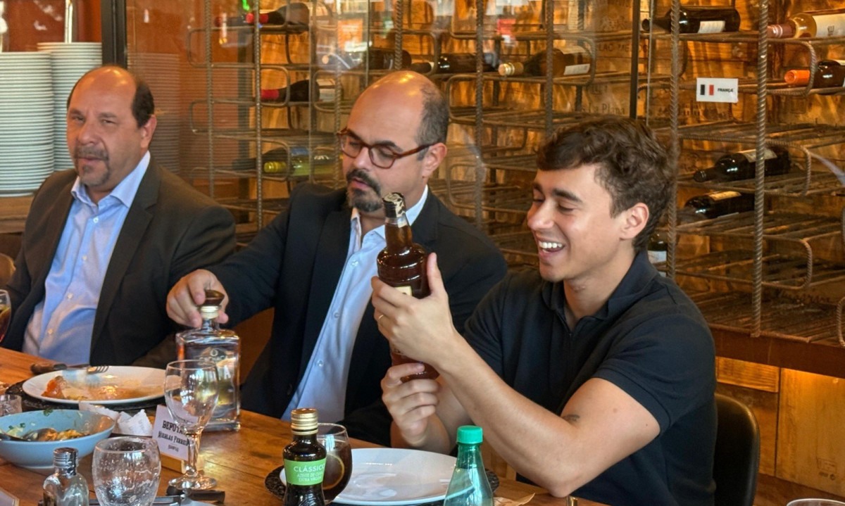 Nikolas e Simões almoçam juntos - (crédito: DIVULGAÇÃO) Nikolas e Simões almoçam juntos - (crédito: DIVULGAÇÃO)