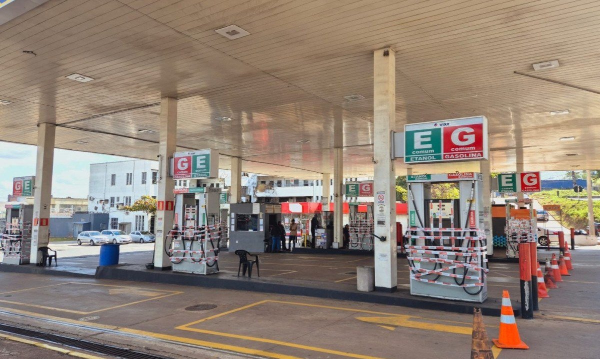 Quatro postos da rede Vixx foram interditados por adulteração nos combustíveis. na Imagem, unidade da Avenida Amazonas, no bairro Camargos -  (crédito: Jair Amaral/Em/D.A Press)