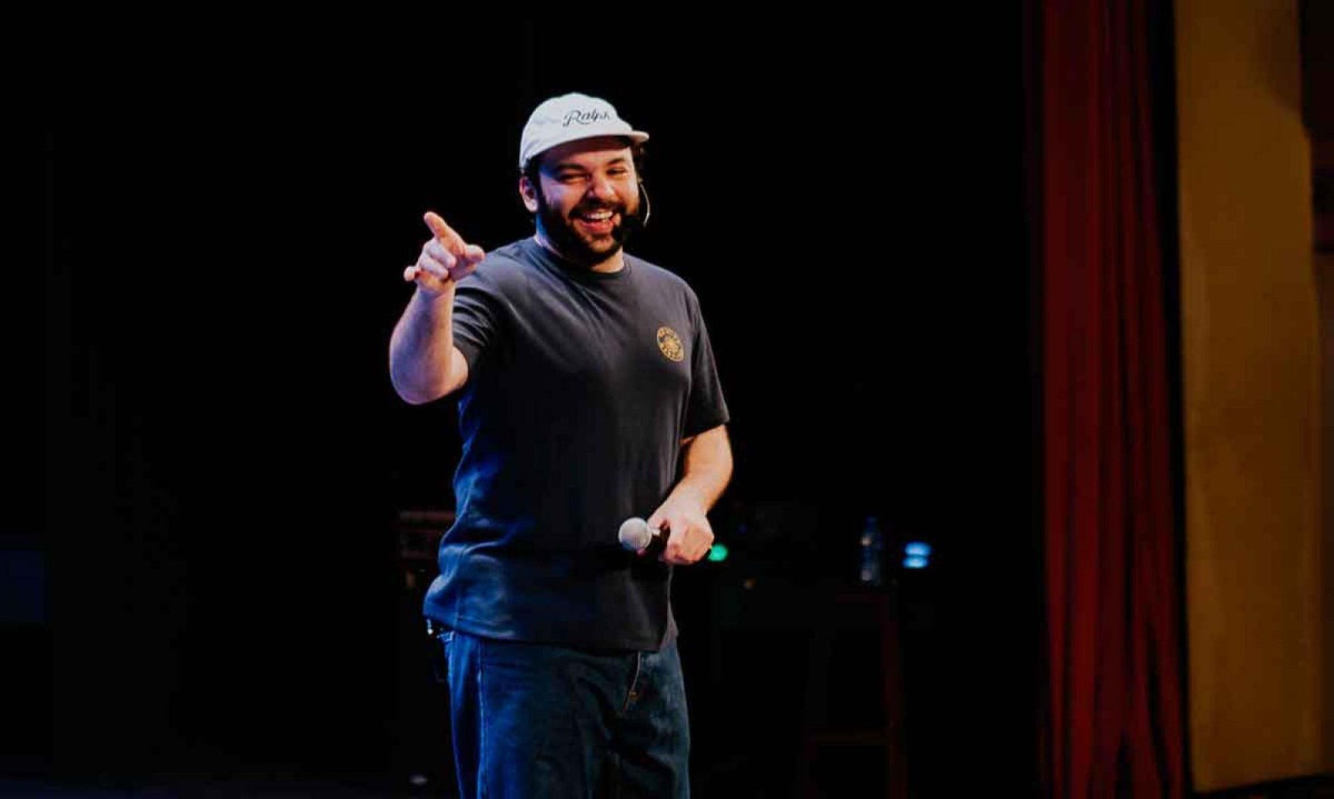 Raphael Ghanem apresenta o stand-up ‘Se é que você me entende’ no Mineirinho, neste domingo (6/7) - (crédito: Renato Croce/divulgação) Raphael Ghanem apresenta o stand-up ‘Se é que você me entende’ no Mineirinho, neste domingo (6/7) - (crédito: Renato Croce/divulgação)