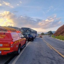 Batida entre carro e ônibus deixa um morto e feridos na BR-458, em Minas  - CBMMG