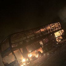 Ônibus bate em carreta e pega fogo na BR-262; há feridos - Redes Sociais