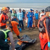 Naufrágio de balsa na Indonésia deixa 5 mortos e vários desaparecidos -  INDONESIAâ??S NATIONAL SEARCH AND RESCUE AGENCY (BASARNAS) / AFP