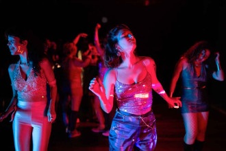Música eletrônica e teatro se misturam na peça 'Desesperados: o jogo'