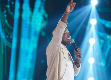 Thiaguinho chega a BH disposto a cantar durante cinco horas e meia no show de amanhã. 'Faço fono todos os dias, silêncio, jejum de voz', diz -  (crédito: Trouva/divulgação)