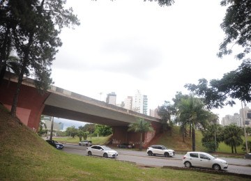 O objetivo da obra, anunciada em 2024, é melhorar o tráfego da interseção da BR-356 com a Avenida Raja Gabaglia, alargando o viaduto sobre a rodovia -  (crédito: Alexandre Guzanshe/EM/D.A Press)