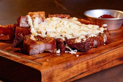 Panceta na brasa com queijo Canastra e goiabada do Bebedouro Bar e Fogo -  (crédito: Hector Duarte/ Divulgação)