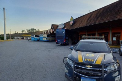 Todos os objetos furtados foram devolvidos ao estabelecimento. O passegeiro foi encaminhado para a Polícia Judiciária em Campo Belo, município localizado na Região Centro-Oeste de Minas Gerais -  (crédito: Divulgação / PRF)