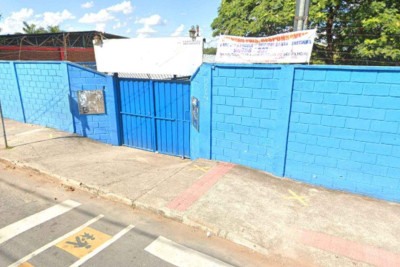 O diretor da escola acionou a polícia depois de encontrar o armário vazio -  (crédito: Reprodução/Google Street View)