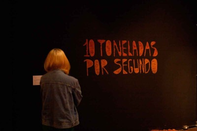 A frase no painel diz muito sobre a tragédia ocorrida em Brumadinho, expondo o poder de destruição da lama que tirou vidas e abalou famílias -  (crédito: Isabelle Aguiar/Divulgação)