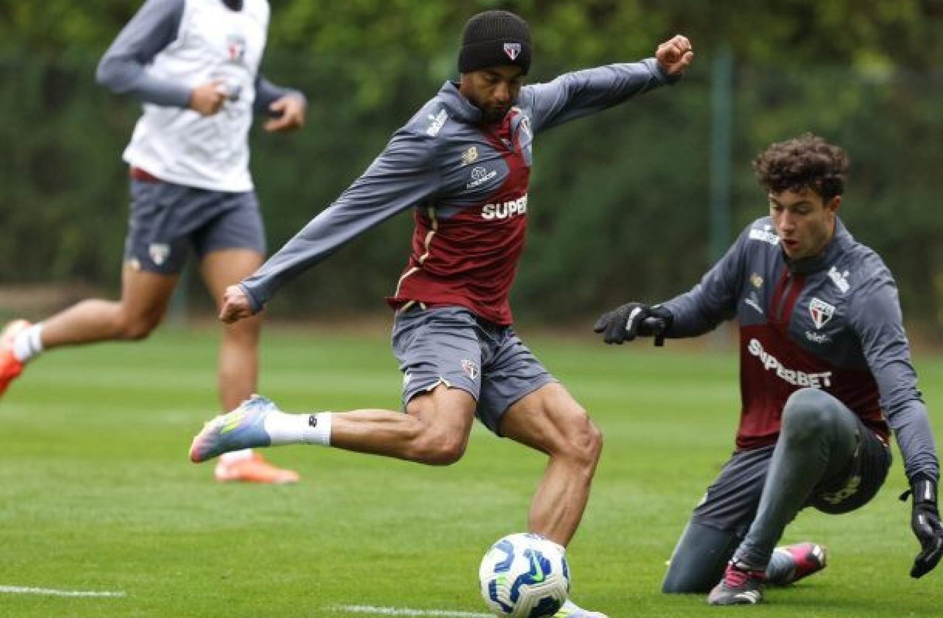 Lucas Moura e Ferreira participam de treino com atletas da base do São Paulo