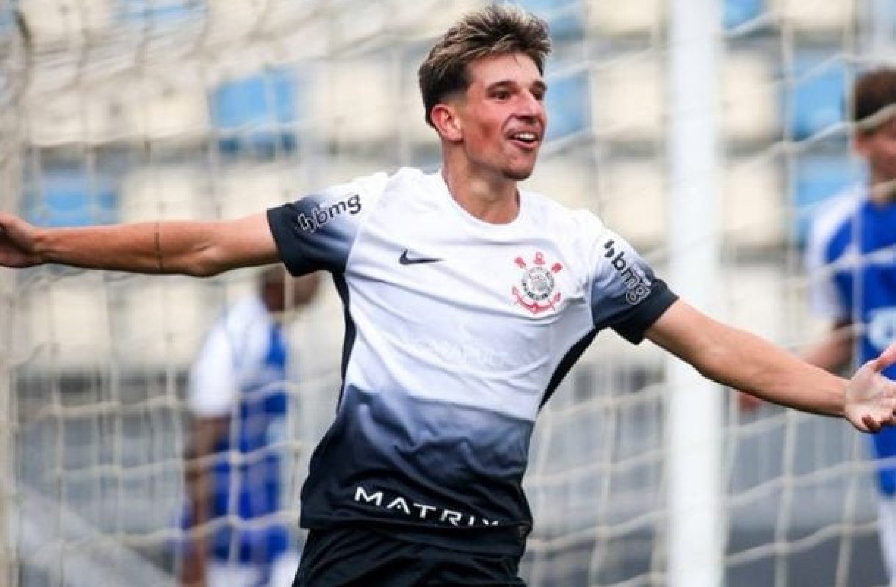 Com multa milionária, joia do Corinthians assina primeiro contrato profissional