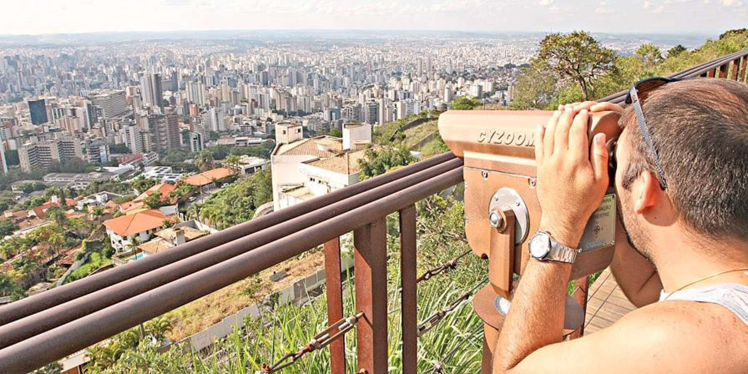 O Mirante se destaca pelo seu visual, especialmente à noite, quando as luzes da cidade se acendem. Em comemoração ao aniversário de Belo Horizonte, foram instaladas lunetas no local, permitindo aos visitantes uma visão ainda mais detalhada da paisagem urbana-Reprodução/Lucas Prates