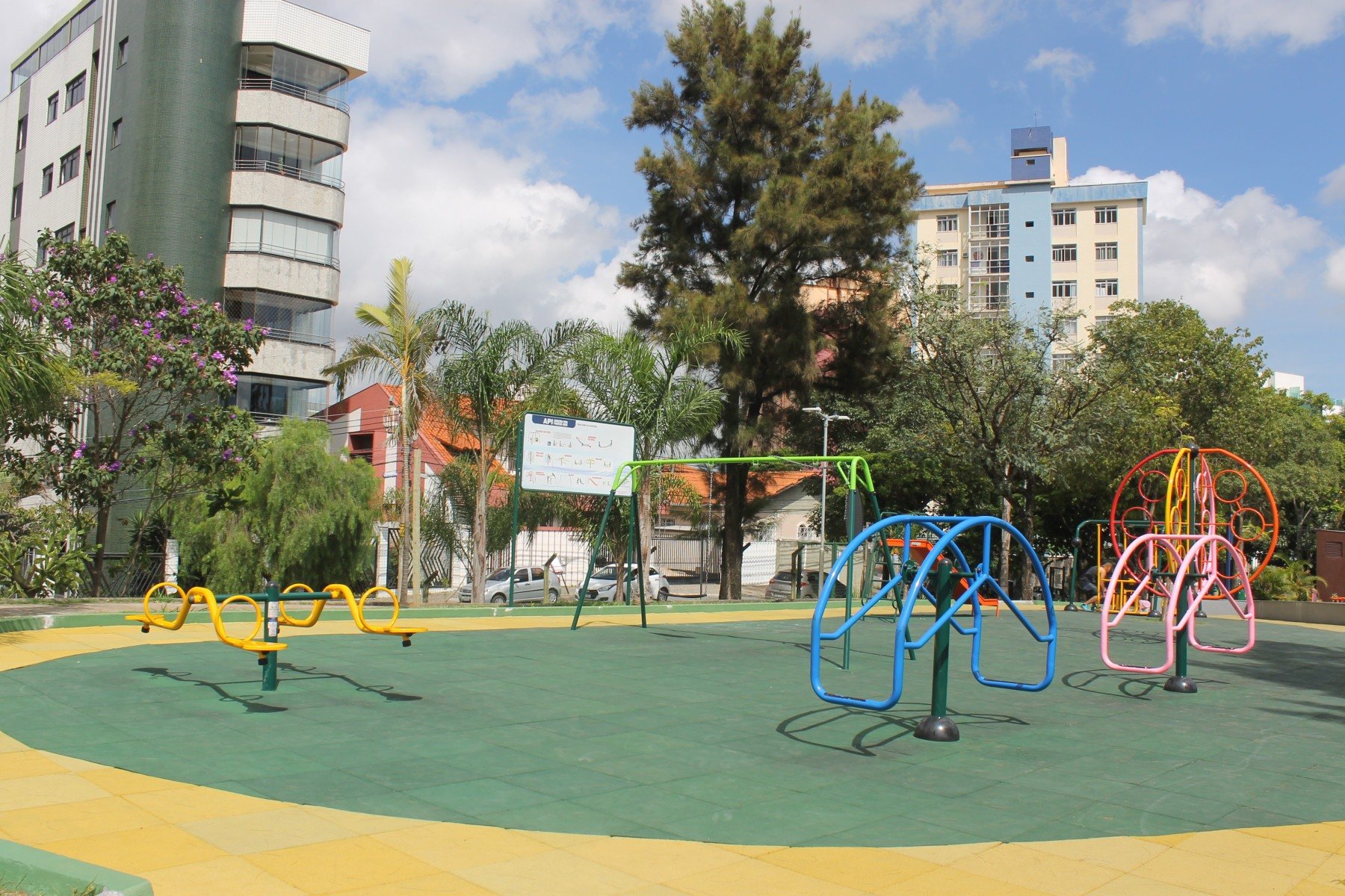 4- Parque Orlando de Carvalho Silveira -Funcionamento: Terça a domingo, das 8h às 21h
Conhecido também como Morro do Bolo devido à sua altura, o Parque Orlando de Carvalho Silveira, localizado no bairro Silveira, região nordeste, é um ponto de encontro para quem busca atividades físicas e lazer em um ambiente natural. O parque conta com aparelhos de ginástica, brinquedos para crianças, espaços para caminhada e várias áreas de convivência-Reprodução/Suziane Brugnara